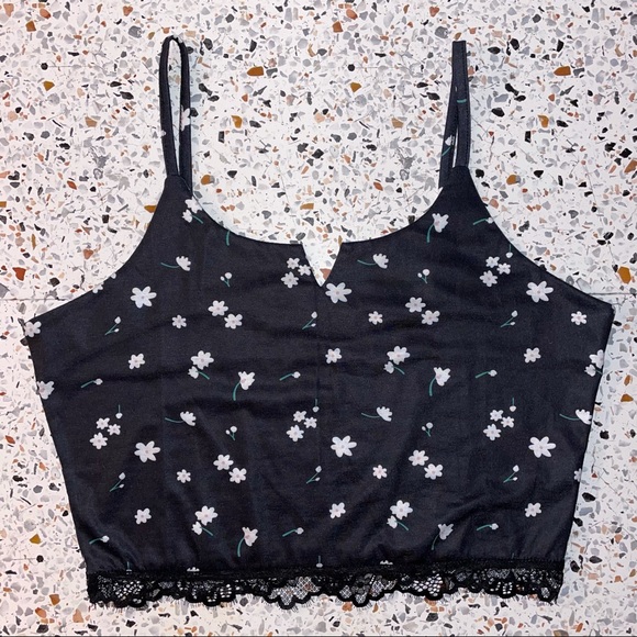 ROMWE Tops - Floral Crop Top